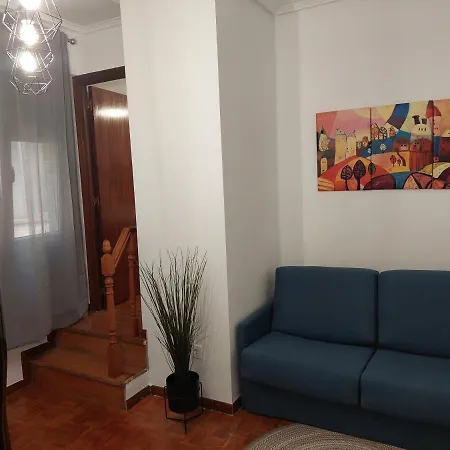 Piso Luminoso, Amplio Y Tranquilo En Casco Viejo *