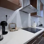 Piso Luminoso, Amplio Y Tranquilo En Casco Viejo *