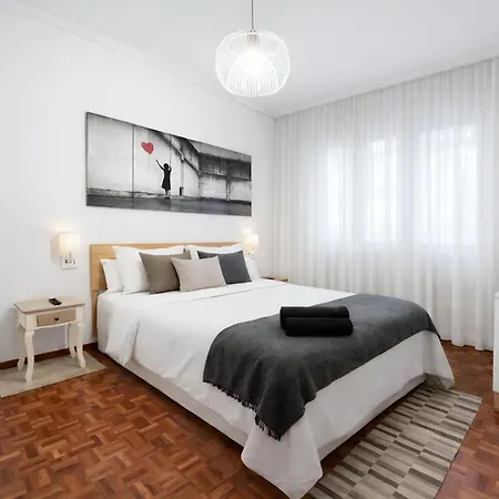 Piso Luminoso, Amplio Y Tranquilo En Casco Viejo *