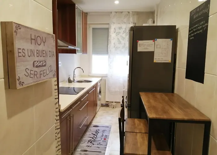 Piso Luminoso, Amplio Y Tranquilo En Casco Viejo *