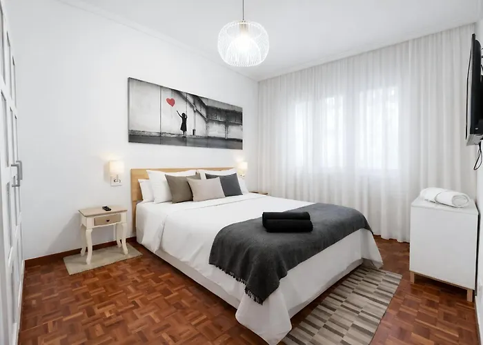 Piso Luminoso, Amplio Y Tranquilo En Casco Viejo *